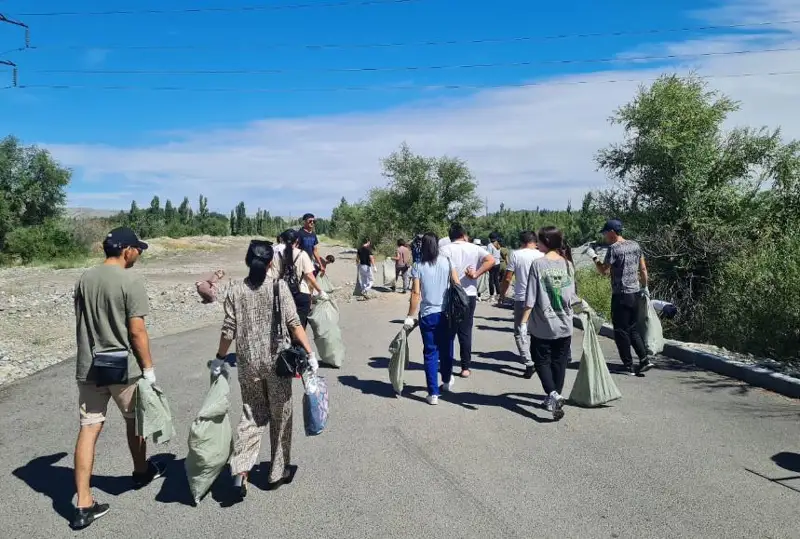 Almaty oblysynyń ózen-kólderi qoqystan tazartyldy