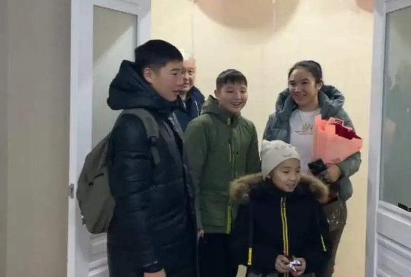 Семье погибшего пожарного Айдоса Тогузбаева вручили ключи от квартиры в Семее