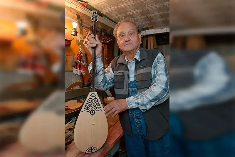 ايگىلى «ساعىندىم الماتىمدى» انىنە ءسوز جازعان اۆتور تالانتىنىڭ ءتۇرلى قىرىمەن تاڭقالدىردى