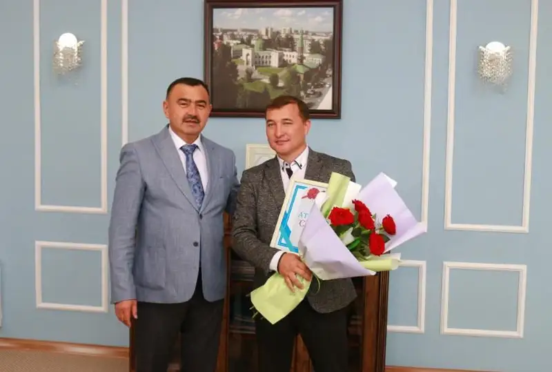 Аким Семея наградил спасшего двух людей из пожара