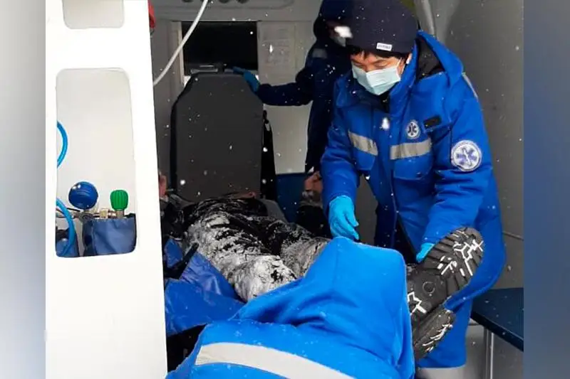 Двух мужчин и трех детей спасли на выходных в ВКО