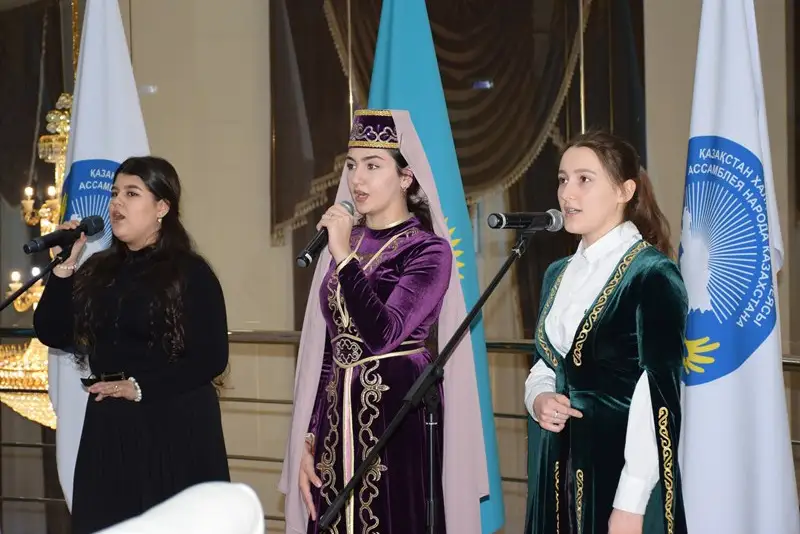 ەلوردادا اباي شىعارمالارى بىرنەشە تىلدە وقىلدى