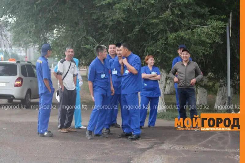 Новости Уральск - Машина залетела на крышу кафе в Уральске agaev (4)