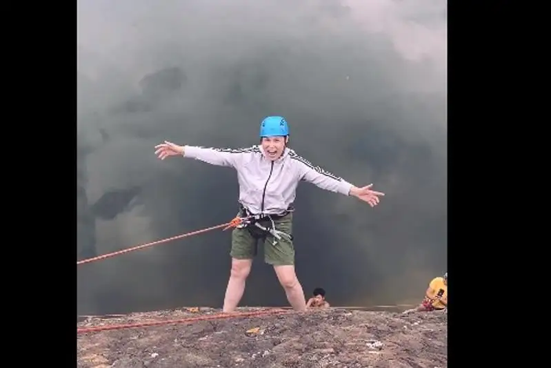 مايرا مۇحامەد قىزى جارتاسقا ورمەلەپ ءجۇرىپ، ءان سالدى