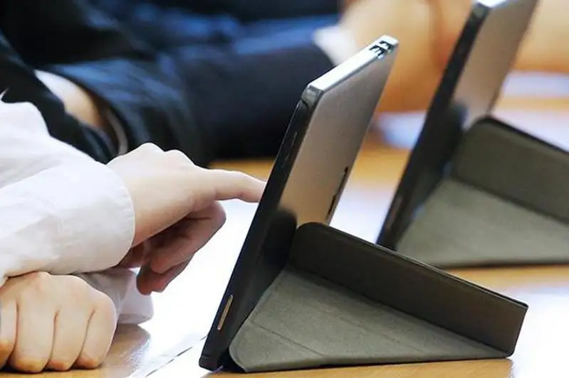 وقۋشى وقۋلىقتى مەكتەپكە تاستاپ كەتىپ، ۇيىندە ەلەكتروندى نۇسقاسىمەن دايىندالا الادى