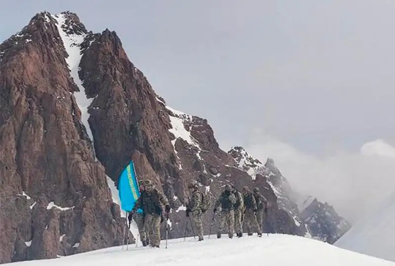 Пик героев-панфиловцев покорили военные альпинисты