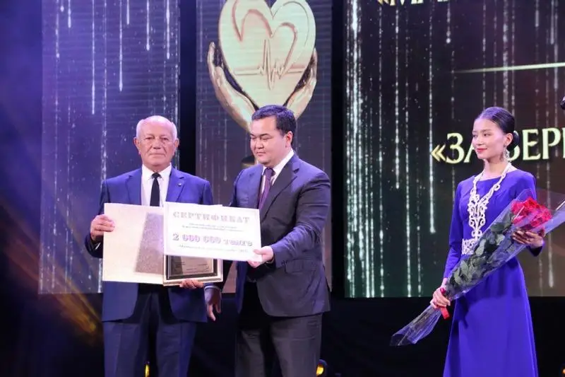 Qaraǵandy oblysynyń ákimi medıtsına qyzmetkerlerine 1 mln teńgeden syılyq berdi
