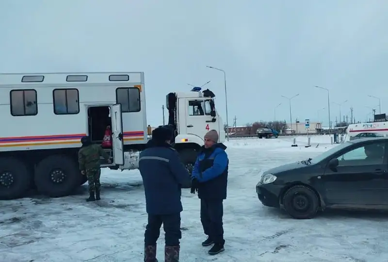 Спасатели Астаны эвакуировали с трассы 32 граждан Таджикистана