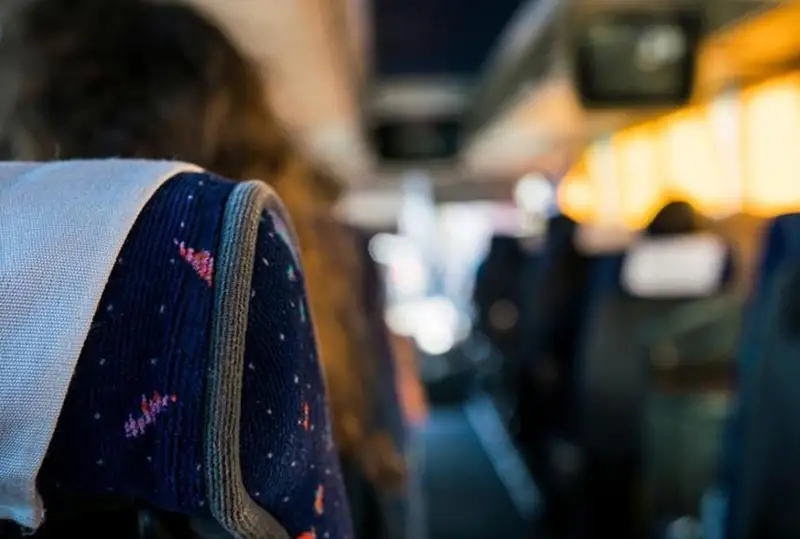 Atyraýda avtobýs júrgizýshileri tegin júrýge tıis oqýshylardan aqsha talap etken