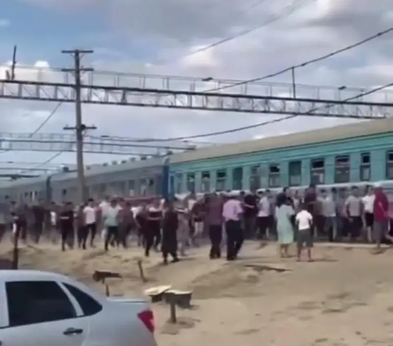 اتىراۋدا اسكەردەن ساربازدى كۇتكەندەر ءجۇرىپ كەلە جاتقان پويىزعا جارماسقان - ۆيدەو