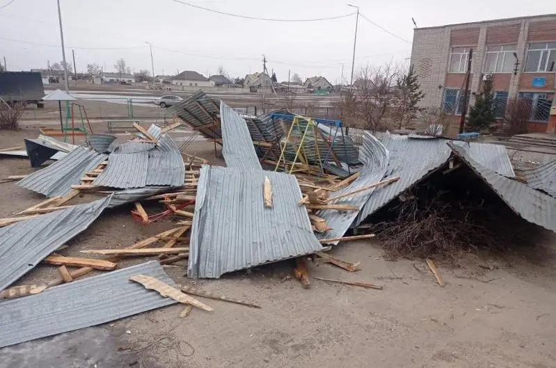Ветер сорвал кровлю двухэтажного здания в Семее