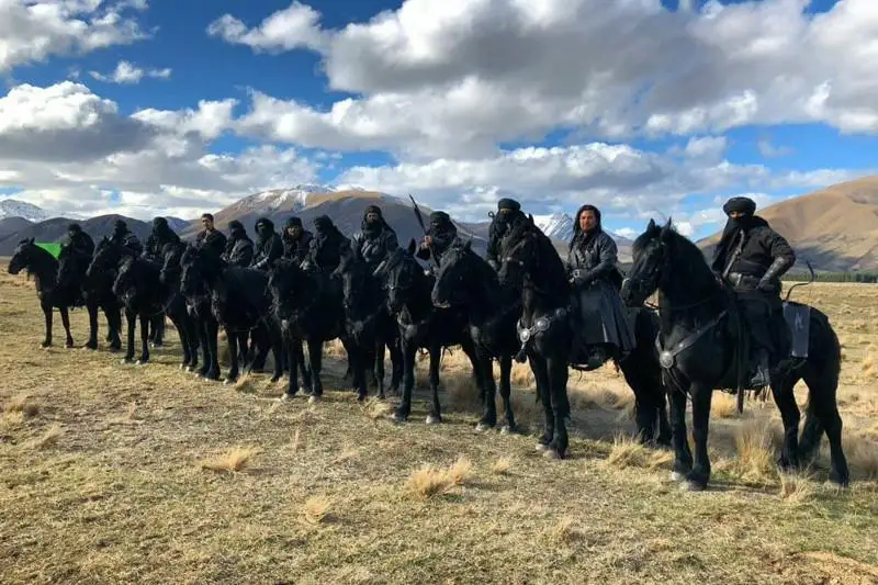 فيلمىگە ءتۇسىپ جاتقان قازاقستاندىق كاسكادەرلەر قىزىقتى فوتو جانە ۆيدەومەن ءبولىستى