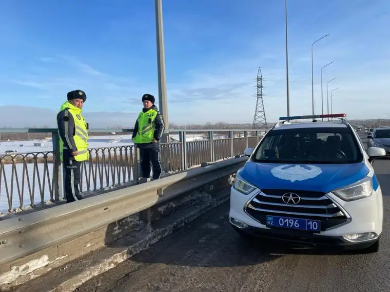 Пытавшуюся спрыгнуть с моста женщину спас костанаец