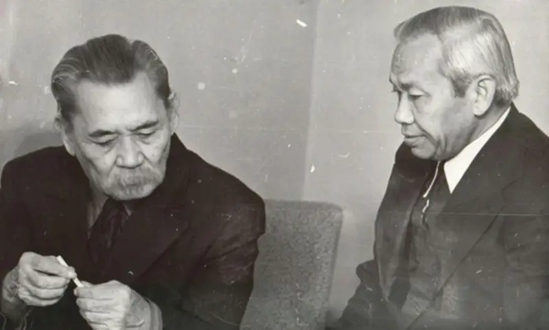 ءازىلحان نۇرشايىقوۆتىڭ باۋىرجان مومىش ۇلىمەن العاش تانىسۋى