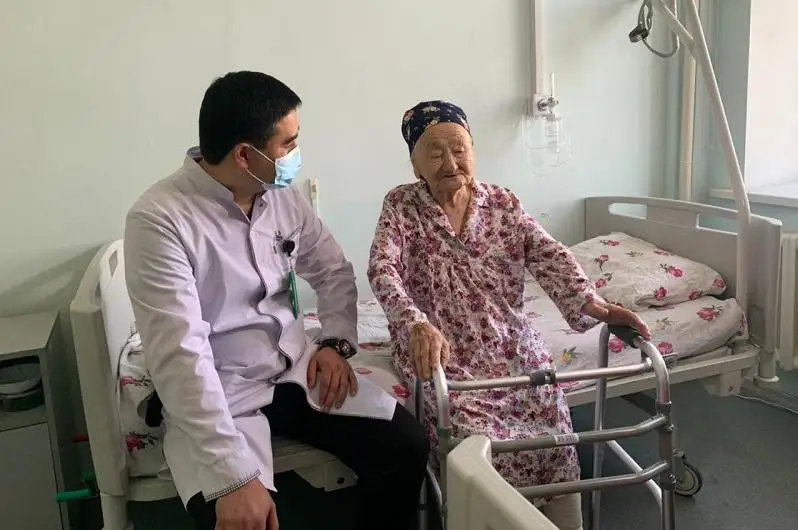 Almaty dárigerleri jambas súıegi synǵan 100 jastaǵy ájeni aıaǵyna turǵyzdy