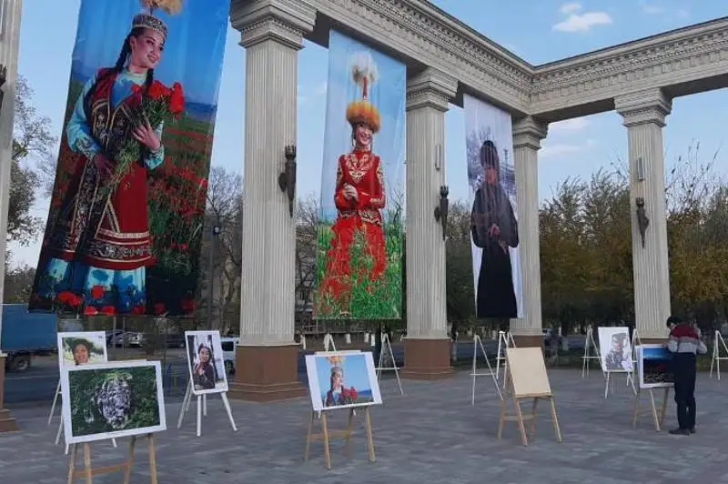 سەكسەن جىلدىققا - 80 سۋرەت: تارازدا ەرەكشە فوتوپوەزيا كورمەسى ءوتتى