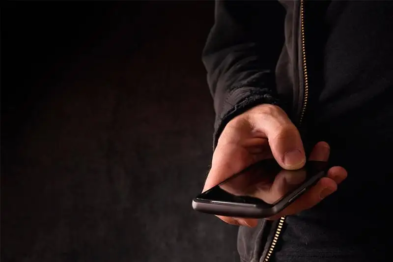 Elordalyq jigit dosynyń iPhone smartfonyn aldap ıemdenip ketken