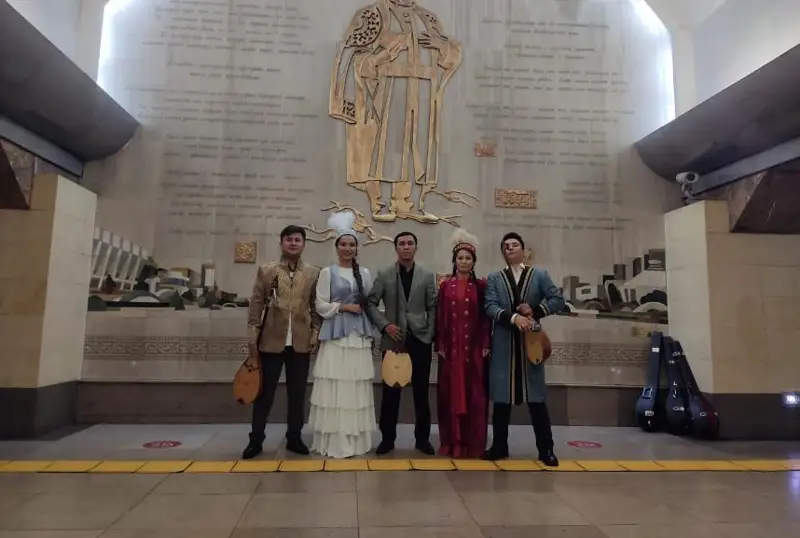 Abaı kúni: Almatyda uly aqynnyń shyǵarmalary metroda oryndaldy