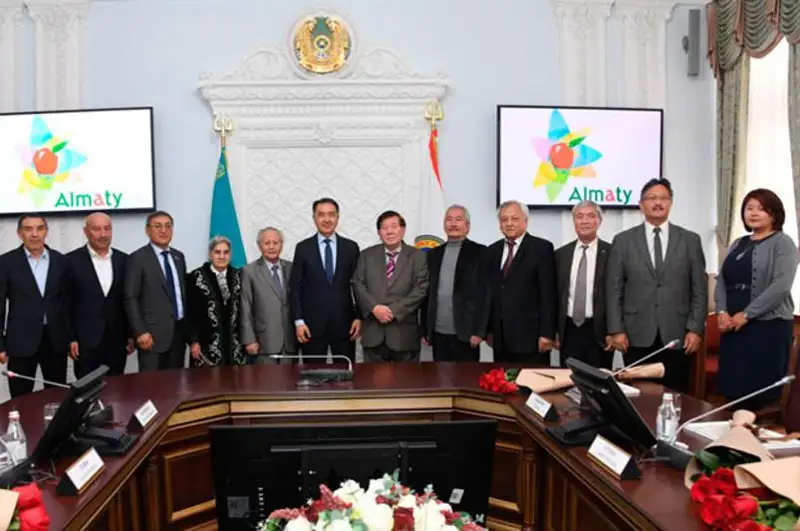 مۇحتار شاحانوۆ مەملەكەت باسشىسىنىڭ العىس حاتىمەن ماراپاتتالدى