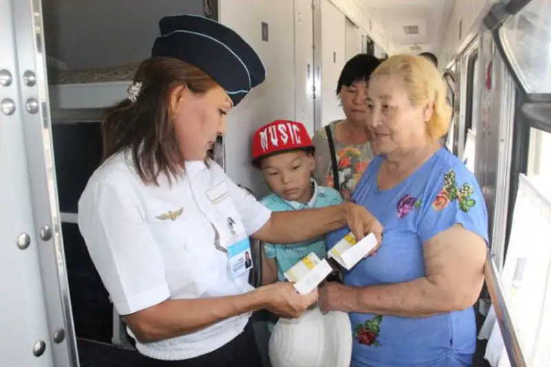 Ресейліктер нәрестені құтқарып қалған ақтаулық жолсерік туралы фильм түсіруде