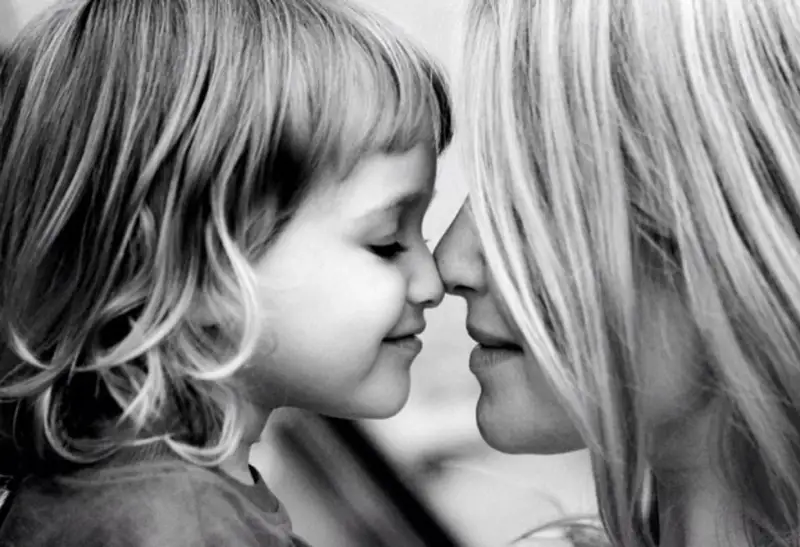 بالاڭىزدىڭ ەرنىنەن سۇيمەڭىز