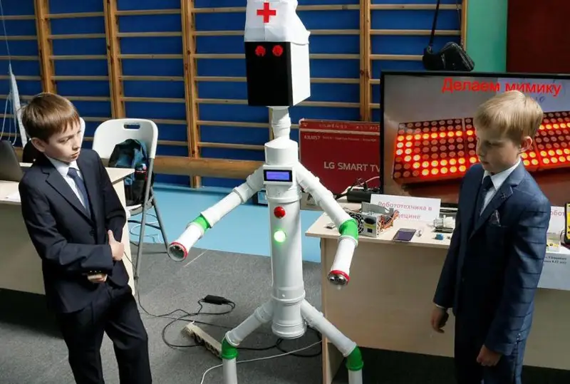 Qaraǵandylyq oqýshylar meıirbıke-robot pen pılotsyz avtomobıl qurastyrdy