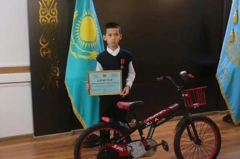 Спасшего в Атырау  двух детей восьмилетнего школьника наградили медалью