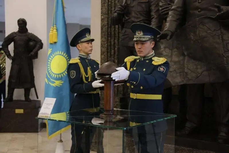 Шлем Богенбай батыра передали Военно-историческому музею в Нур-Султане