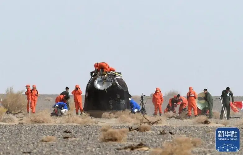 Капсула Шэньчжоу-13 с экипажем приземлилась на севере Китая