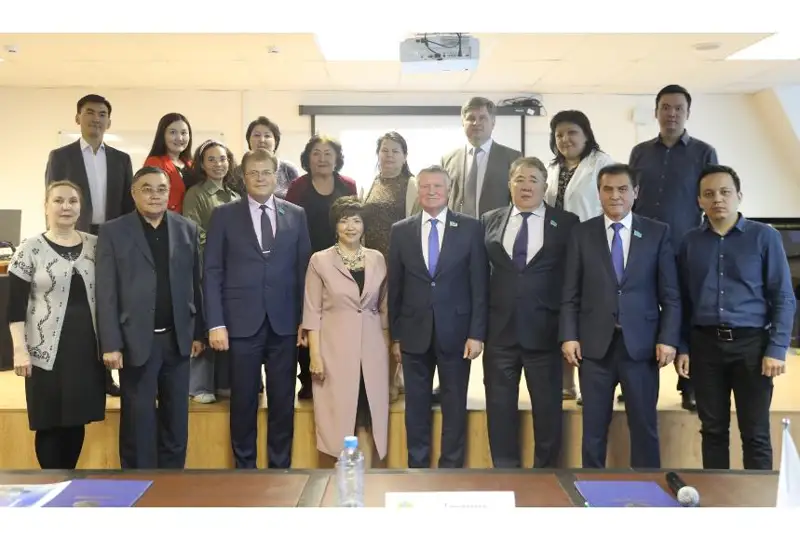 Сенаторы обсудили референдум со студентами и преподавателями КазНУИ