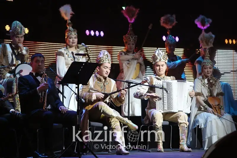 Нұрлан Өнербаев қазақтың ақжаулықты аналарына тағзым етті