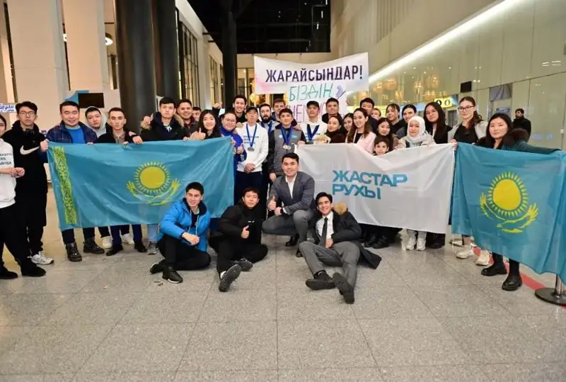 Серебряного призера Кубка мира по шорт-треку Абзала Ажгалиева встретили в Астане