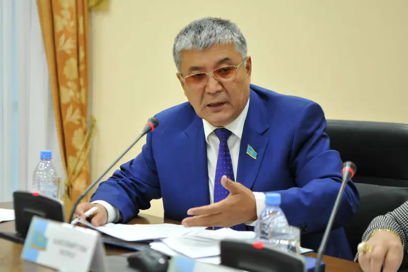 مەملەكەتتىك تىلگە قاتىستى وزگەرىسكە قوعام تولىعىمەن دايىن – سەناتور