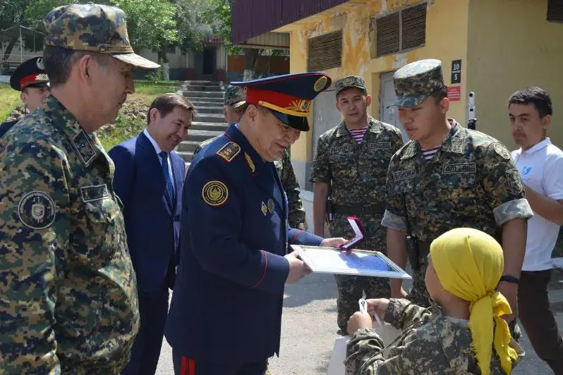 Глава МВД подарил личные часы ученику военно-патриотического клуба в Шымкенте