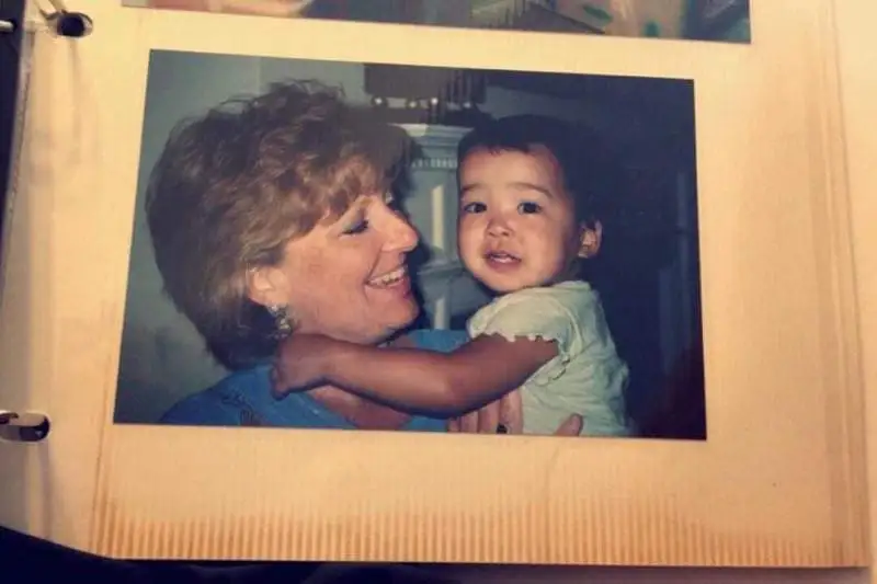 امەريكالىق وتباسى اسىراپ العان قازاق قىزى تۋعان اناسىن ىزدەۋدە