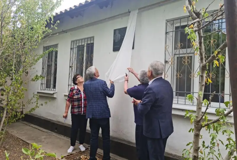 Мемориальную доску установили на доме известного жамбылского строителя Петра Гончарова