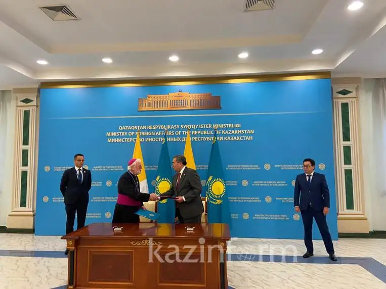 Qazaqstan men Vatıkan yntymaqtastyqty tereńdetý týraly kelisimge qol qoıdy