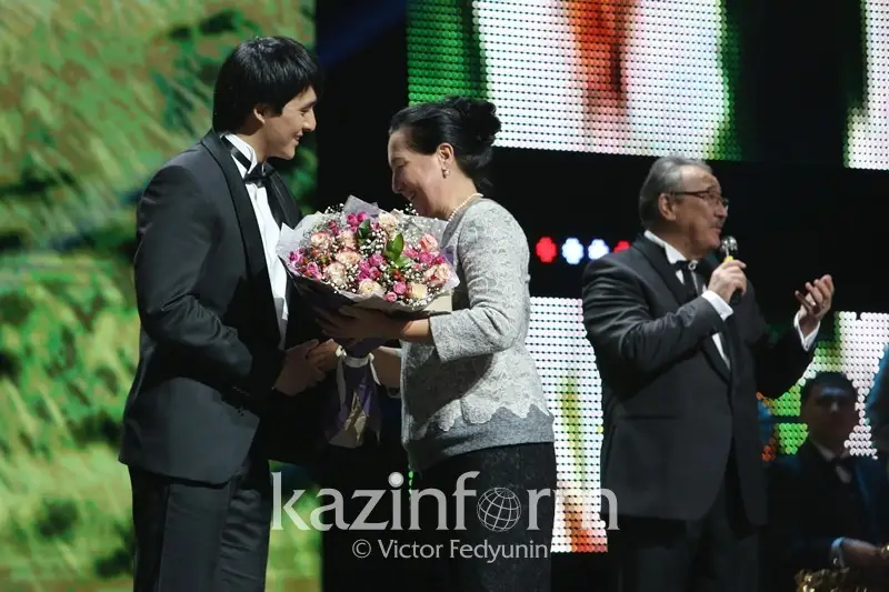 Нұрлан Өнербаев қазақтың ақжаулықты аналарына тағзым етті