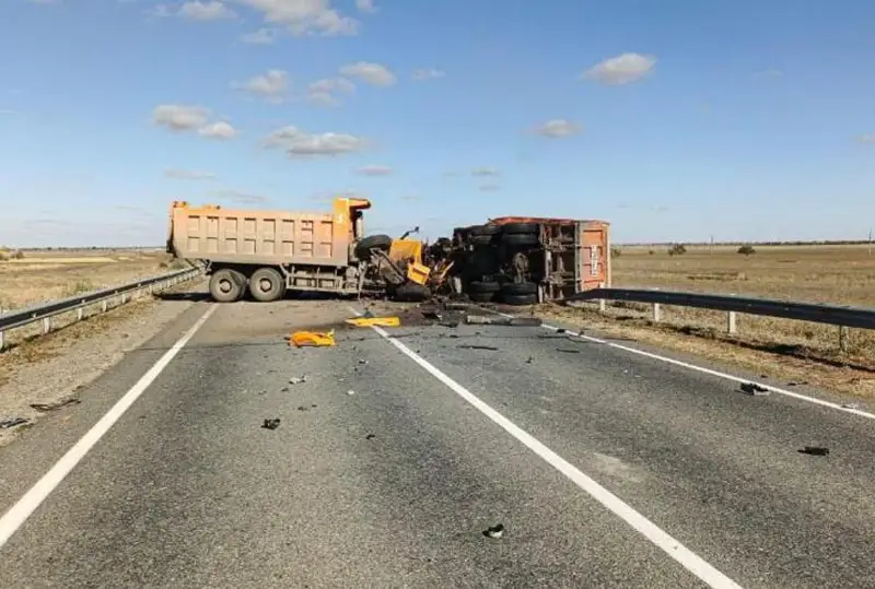 Два грузовика столкнулись в Актюбинской области, оба водителя погибли