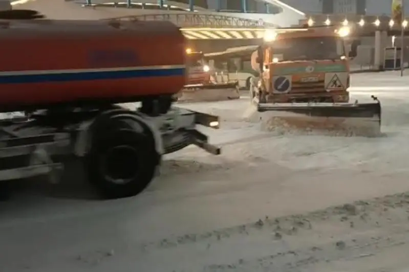 Почти 1,5 тысячи дорожных рабочих убирают снег в Нур-Султане