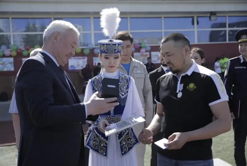 Второго спасшего от падения с балкона девочку наградили в МЧС