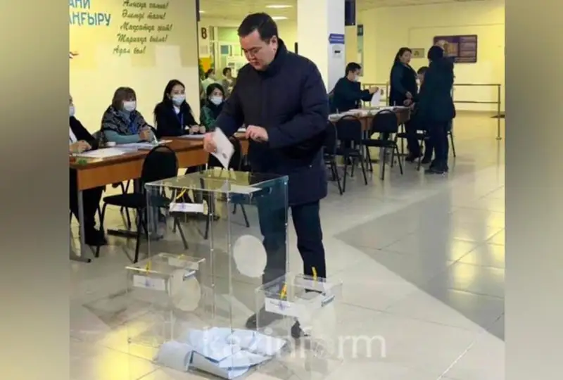 Аким Карагандинской области Женис Касымбек проголосовал на выборах Президента Казахстана