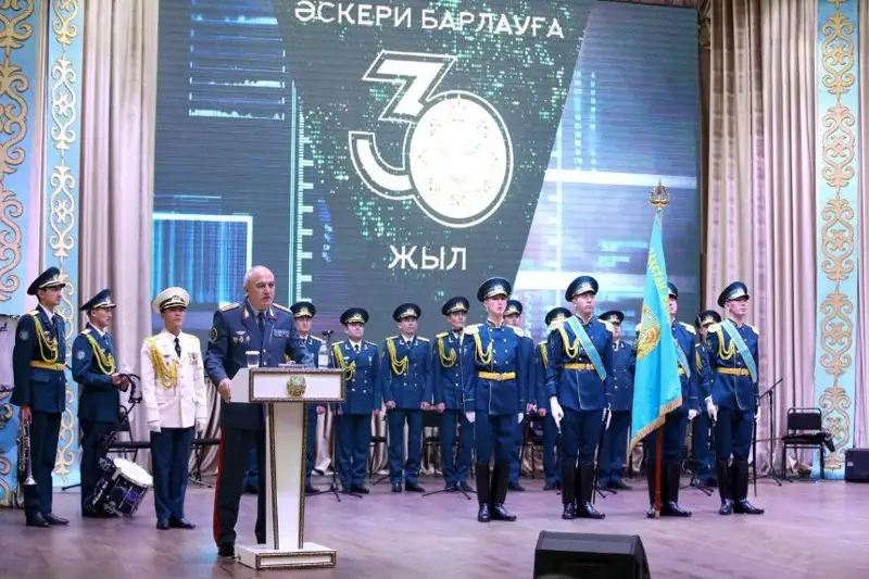 Qorǵanys mınıstri áskerı barlaýshylardy quttyqtady