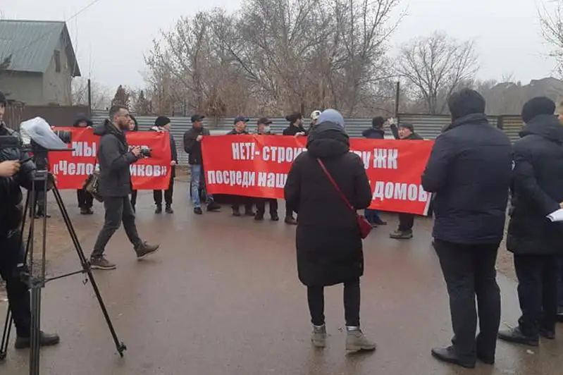 Против строительства многоэтажки среди частных домов выступили алматинцы