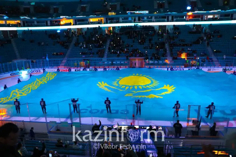 Самый большой флаг Казахстана раскрыли на матче «Барыс» - «Витязь» в Астане