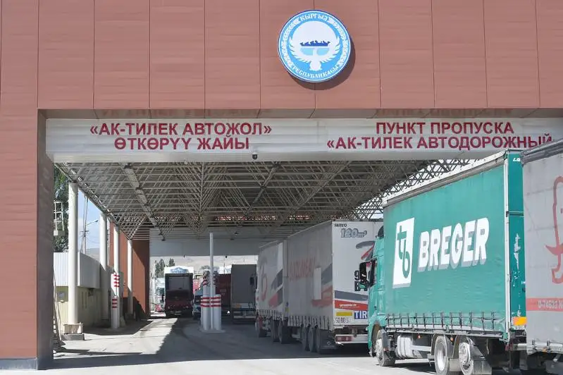 Свыше 300 грузовиков застряли на кыргызско-казахстанской границе