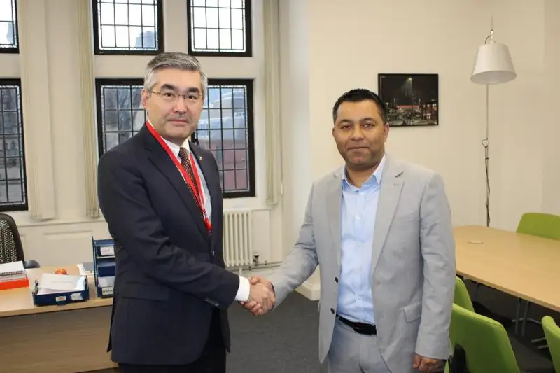 Книги о Казахстане передали в дар Центральной библиотеке Манчестера