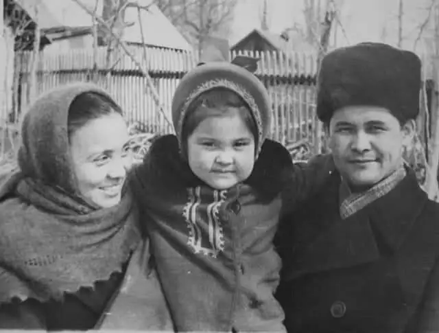 بەردىبەك سوقپاقبايەۆتىڭ بۇرىنعى جارى: ەكەۋمىز اجىراسىپ كەتكەن سوڭ بەردىبەك مەن تۋرالى كىتاپ جازىپتى