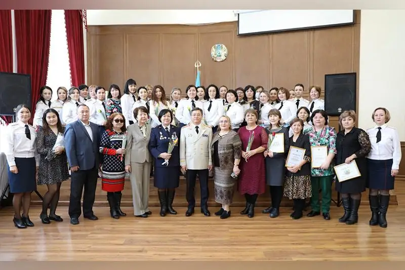 Транспортные полицейские Казахстана поздравили женщин в погонах