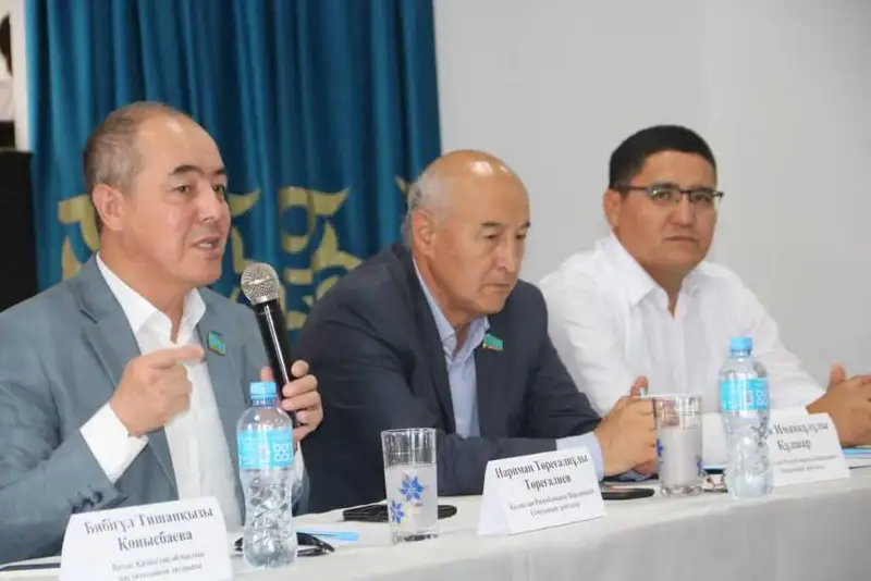 Сенатор Нариман Турегалиев встретился с сельчанами Жанибекского района ЗКО